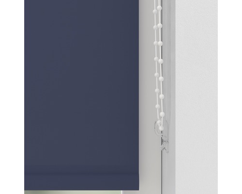 Rolladen mit Zugmechanismus im Fenster