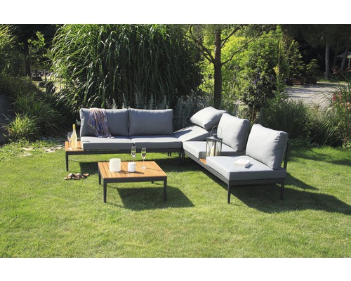 Gartenlounge-Set mit Tisch auf Rasen