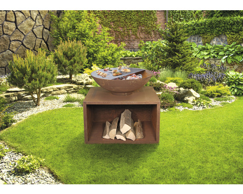 Feuerstelle mit Holzlagerung im Garten