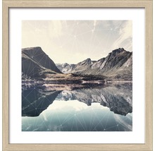 Gerahmtes Bild mit Berglandschaft und See