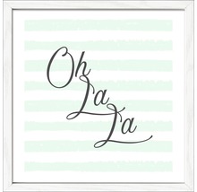 Gerahmtes Bild mit dem Schriftzug ''Oh la la'' vor horizontalen Streifen