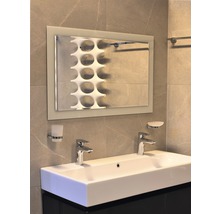 Badezimmer mit Waschbecken, Armaturen und Spiegel