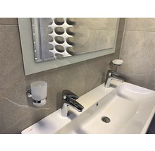 Badezimmerwaschtisch mit Armaturen, Seifenschale, Becherhalter und Spiegel