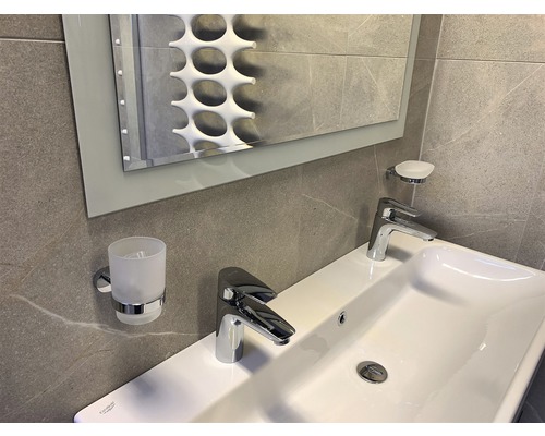 Badezimmerwaschtisch mit Armaturen, Seifenschale, Becherhalter und Spiegel