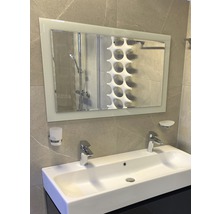 Badezimmer mit Waschbecken, Armaturen und Spiegel