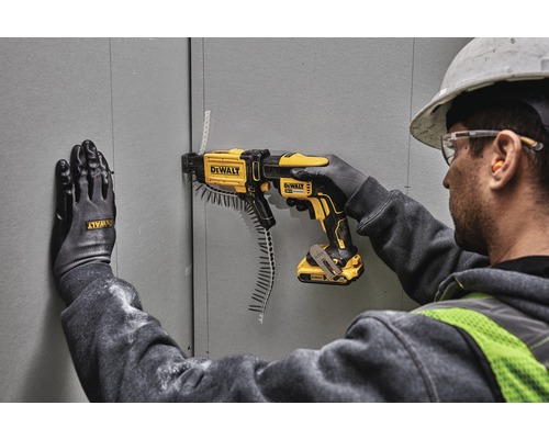 Handwerker befestigt Gipskartonplatten mit einem Magazinschrauber von DeWalt