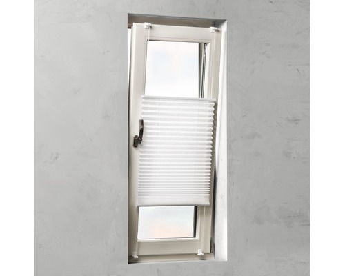 Fenster mit halb geöffnetem Faltstore zur Fensterdekoration und zum Sonnenschutz