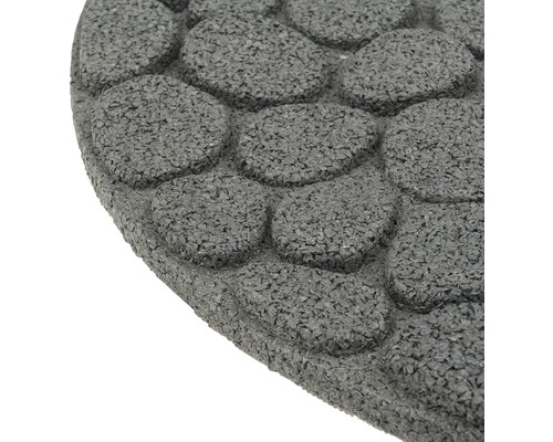 Detailaufnahme einer Bodenmatte mit Steinmuster aus Gummi