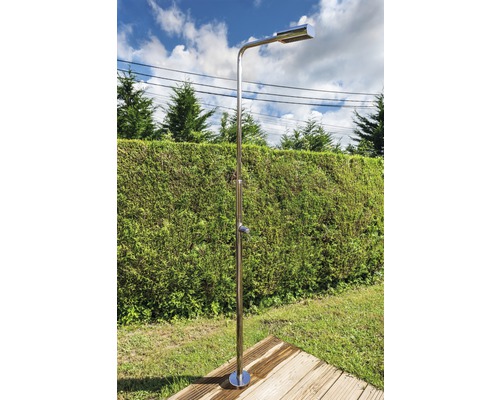 Außendusche aus Edelstahl auf Holzplattform im Garten