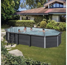 Aufstellpool mit Badeleiter und schwimmenden Personen im Garten