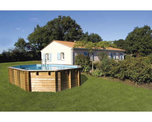 Aufbaubecken aus Holz im Garten mit Leiter