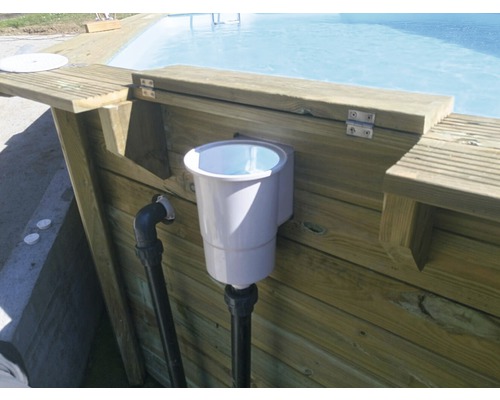 Skimmer und Rohre an einem Swimmingpool