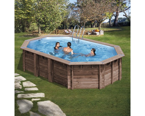 Aufstellpool mit Holzverkleidung, Leiter und Personen im Wasser in einem Garten.