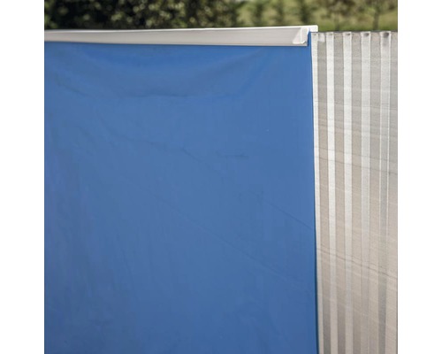 Detailansicht einer blauen Sichtschutzwand mit Aluminiumrahmen