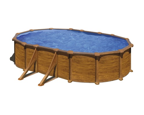 Ovaler Holzpool mit Wasser