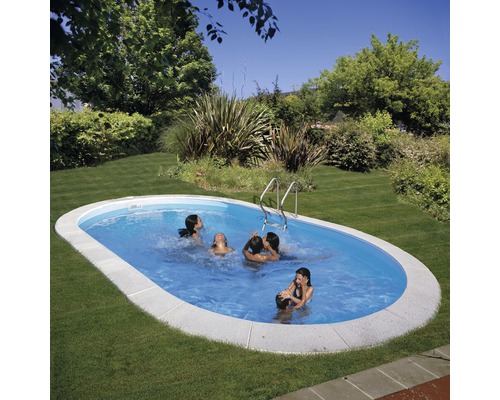 Ovaler Swimmingpool mit Leiter im Garten mit spielenden Personen.