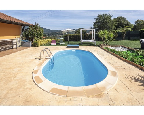 Ovales Schwimmbecken mit Leiter in einem Garten mit Liegestühlen und Sonnenschirm