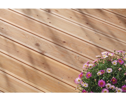 Terrassendielen aus Holz mit Blumen
