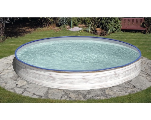 Rundpool im Garten mit Wasser gefüllt