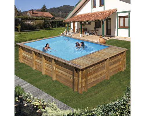 Aufstellpool aus Holz mit Personen im Garten
