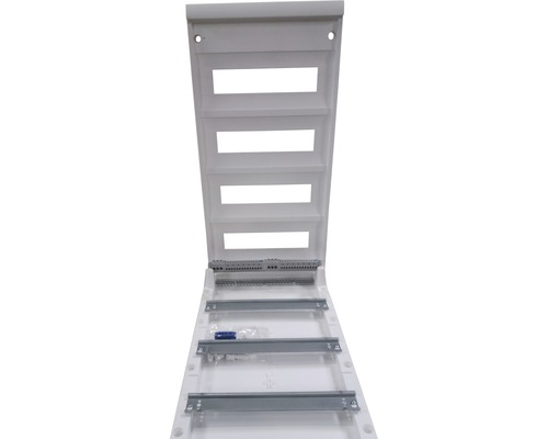 Weißer Sicherungskasten mit mehreren Reihen und Befestigungsschienen.