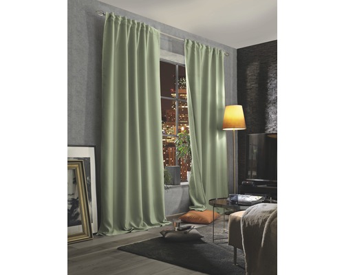 Wohnzimmer mit Fenstern und langen Vorhängen an einer Gardinenstange