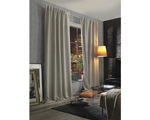 Wohnzimmer mit Vorhängen, Stehlampe und Blick auf die Stadt bei Nacht