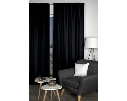 Dekoratives Wohnzimmer mit schwarzen Gardinen
