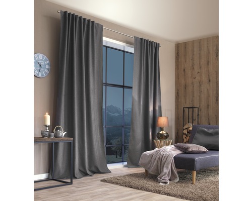 Wohnzimmer mit grauen Vorhängen, Sofa und Holzelementen