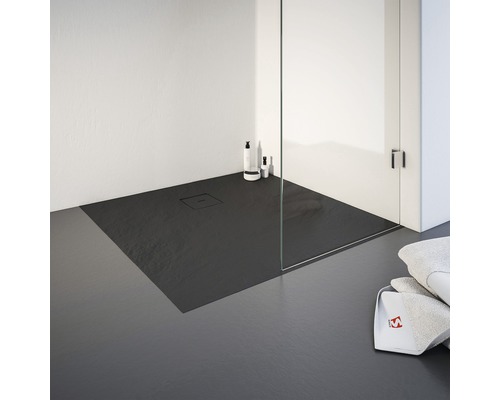 Ebenerdige Dusche mit Duschrinne in einem Badezimmer.