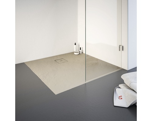 Ebenerdige Dusche mit Duschrinne und Handtüchern