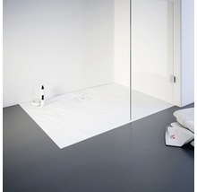 Ebenerdige Dusche mit Duschwanne und Glaswand im Badezimmer
