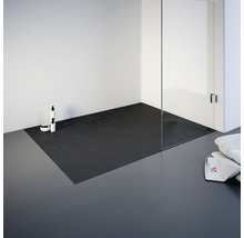 Ebenerdige Dusche mit Duschwanne aus Schiefer, Duschkabine aus Glas und Badtextilien.