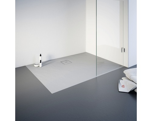 Ebenerdige Dusche mit Duschwanne, Duschabtrennung aus Glas und Handtüchern