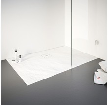 Begehbare Dusche mit flacher Duschwanne und Glasabtrennung in einem hellen Badezimmer.