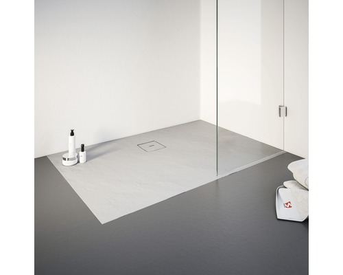 Ebenerdige Dusche mit Duschrinne und Glastrennwand im Badezimmer.