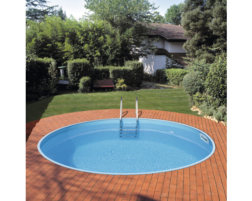 Ovaler Pool mit Leiter in einem Garten mit Rasen und rotem Ziegelboden