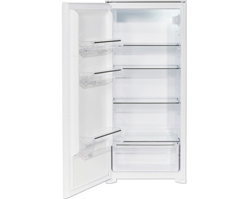 Offener, leerer Kühlschrank mit Glasböden und Türablagen.