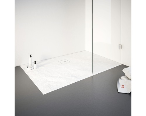 Begehbare Dusche mit Duschwanne und Glaswand im Badezimmer.