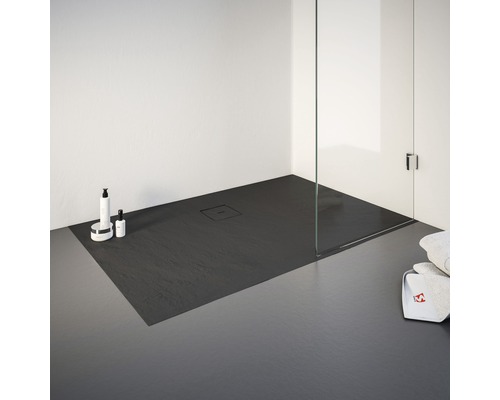 Ebenerdige Dusche mit flacher Duschwanne und Glasabtrennung im Badezimmer