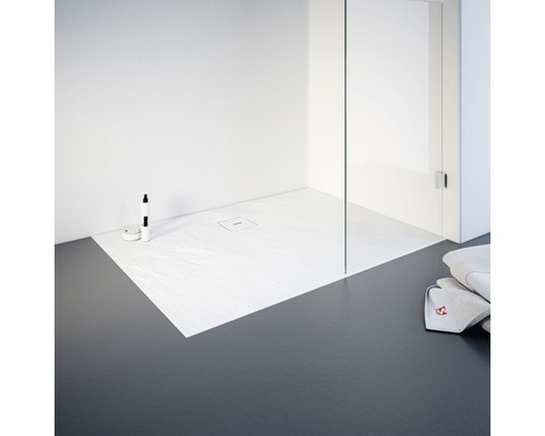 Ebenerdige Dusche mit Duschwanne, Duschabtrennung und Handtüchern