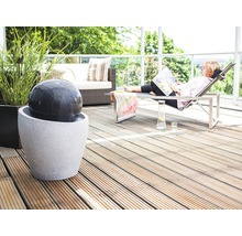 Dekorative Terrasse mit Kugelbrunnen, Liegestuhl und Sitzgelegenheit