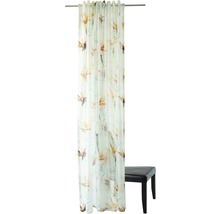 Gardine mit Blumenmuster auf einer Stange