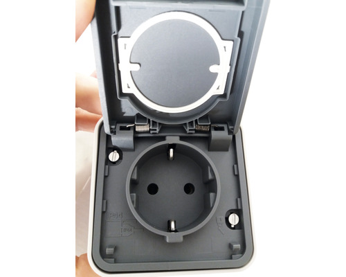 Geöffnete Schutzkontakt-Steckdose für den Außenbereich