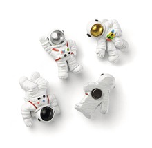 Vier Astronautenmagnete