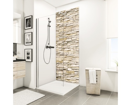 Badezimmer mit Duschkabine, Duschwanne und Steinwandpaneel