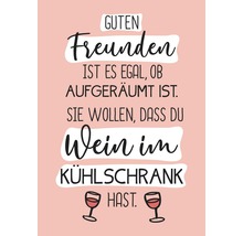 Dekoratives Poster mit dem Spruch: Guten Freunden ist es egal, ob aufgeräumt ist. Sie wollen, dass du Wein im Kühlschrank hast.