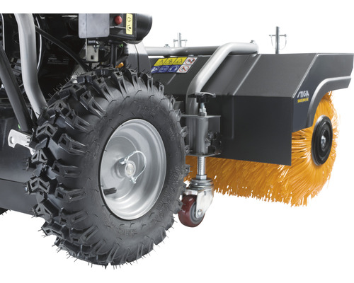 Detailansicht einer Kehrmaschine mit Reifen und Bürste