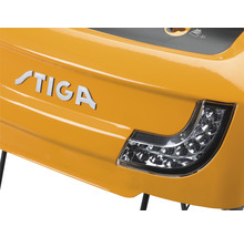 Detailansicht eines gelben Stiga Rasentraktors mit Stiga Logo und Scheinwerfer
