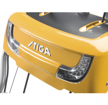 Detailansicht einer Schneefräse mit Stiga Logo und Scheinwerfern